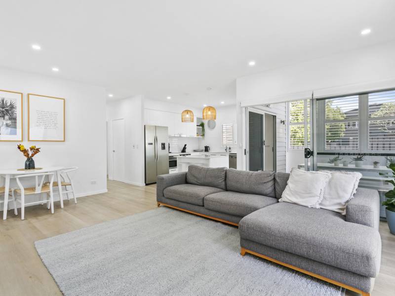 2 Cowderoy Street, Labrador, QLD 4215 AUS
