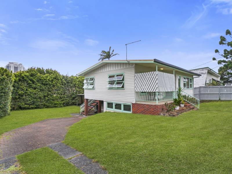 35 Echlin Street, Labrador, QLD 4215 AUS