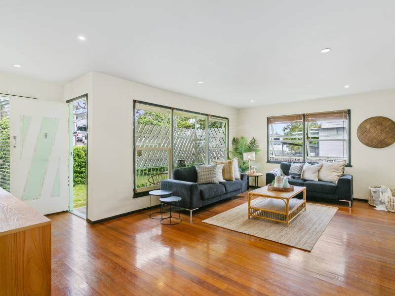 35 Echlin Street, Labrador, QLD 4215 AUS