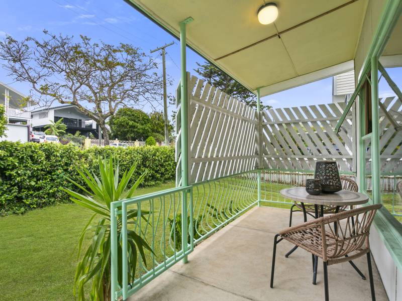 35 Echlin Street, Labrador, QLD 4215 AUS
