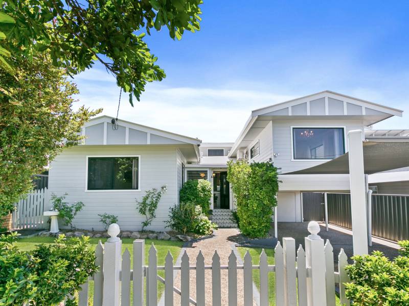 19 First Avenue, Labrador, QLD 4215 AUS