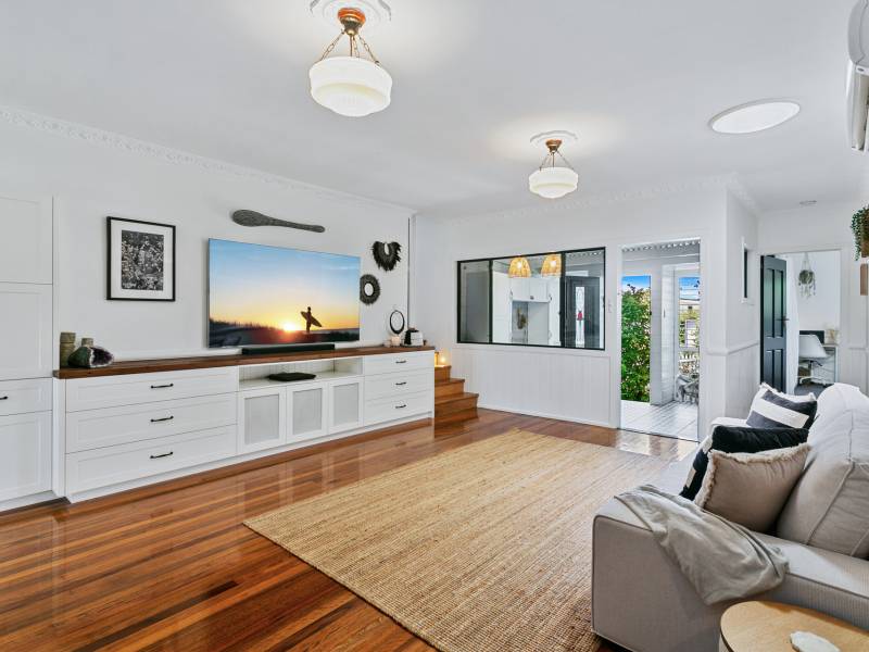 19 First Avenue, Labrador, QLD 4215 AUS