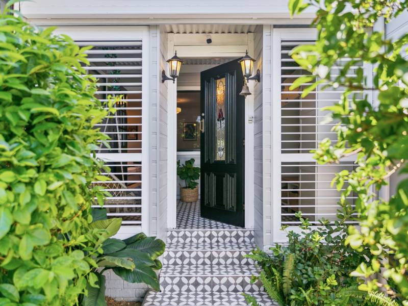 19 First Avenue, Labrador, QLD 4215 AUS