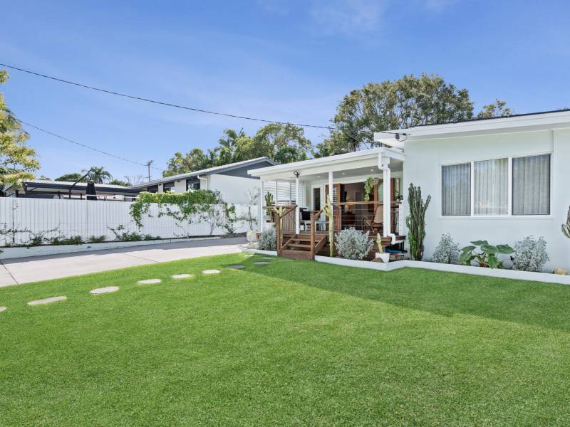 15 Goss Avenue, Labrador, QLD 4215 AUS