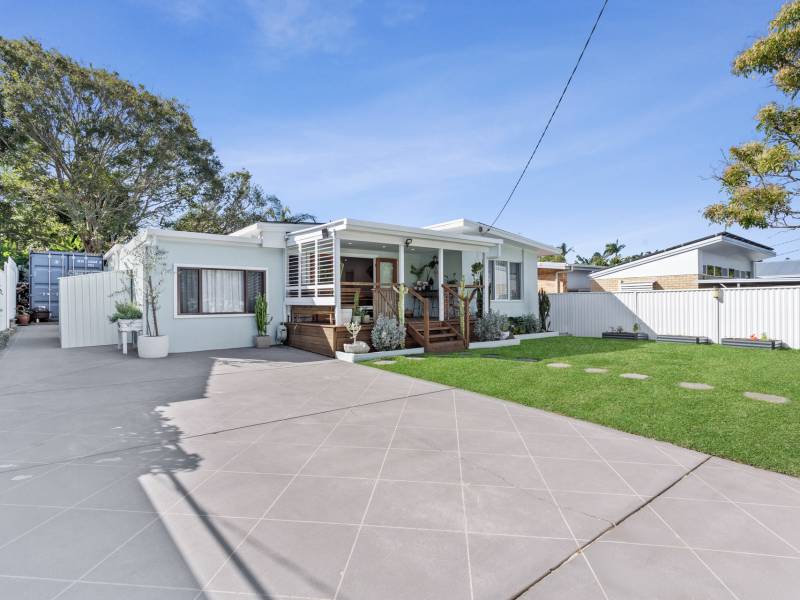 15 Goss Avenue, Labrador, QLD 4215 AUS