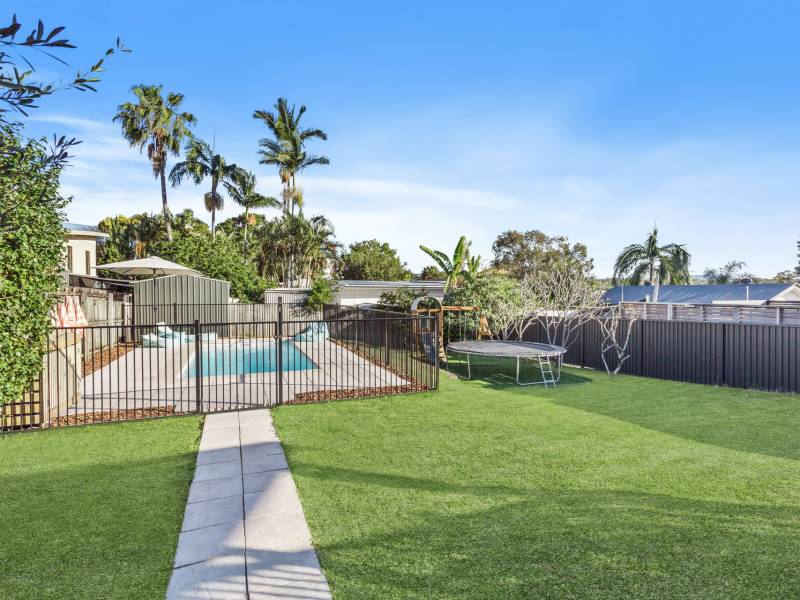 18 Bellevue Parade, Labrador, QLD 4215 AUS