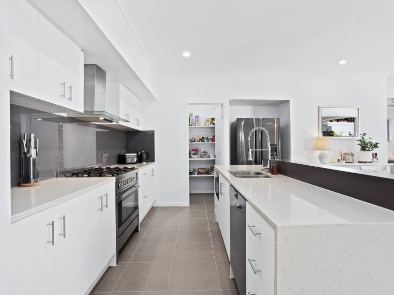 7 Goss Avenue, Labrador, QLD 4215 AUS