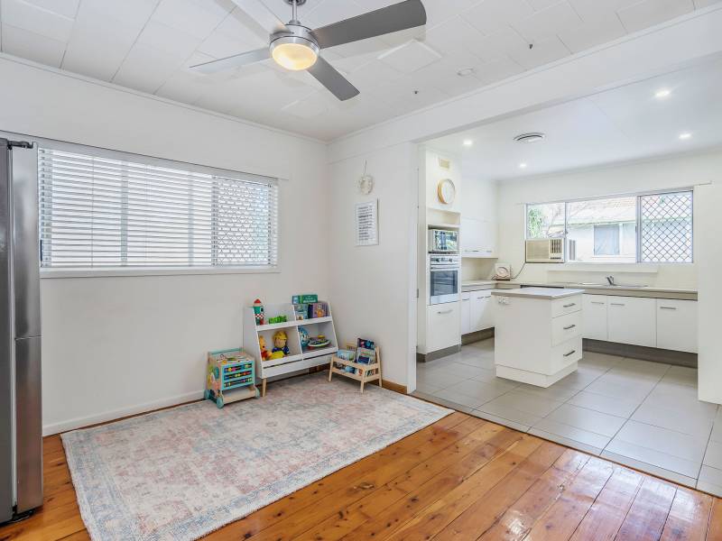 70 Robert Street, Labrador, QLD 4215 AUS