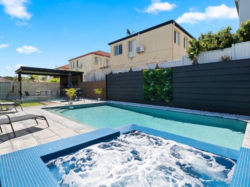 25 Golden Bear Drive, Arundel, QLD 4214 AUS