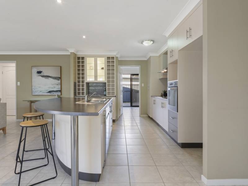 185 Crestwood Drive, Molendinar, QLD 4214 AUS