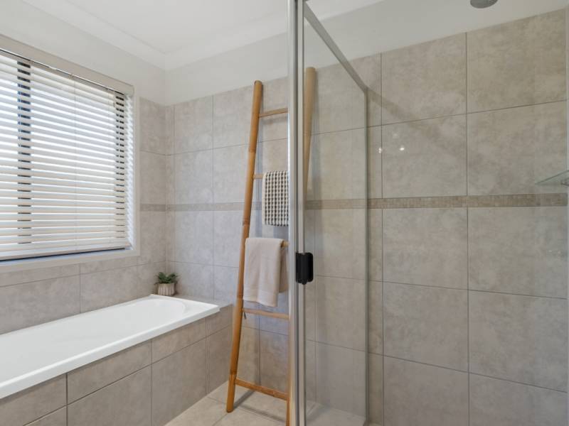 185 Crestwood Drive, Molendinar, QLD 4214 AUS