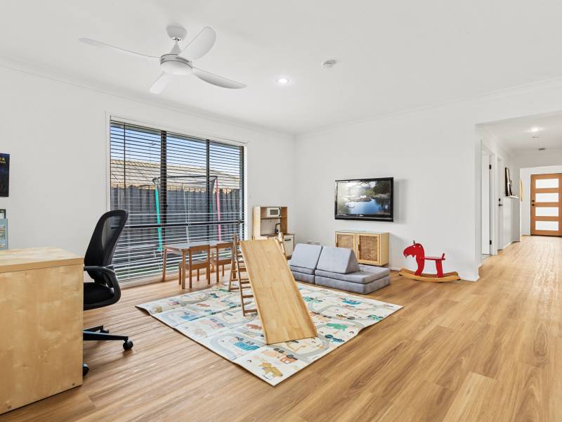 9 Murchison Street, Pacific Pines, QLD 4211 AUS