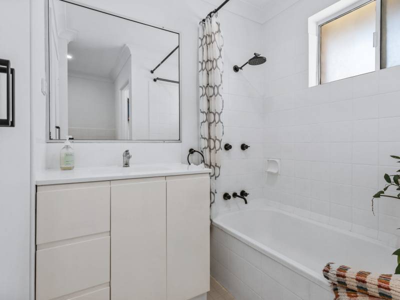 9/4 Phillip Street, Labrador, QLD 4215 AUS