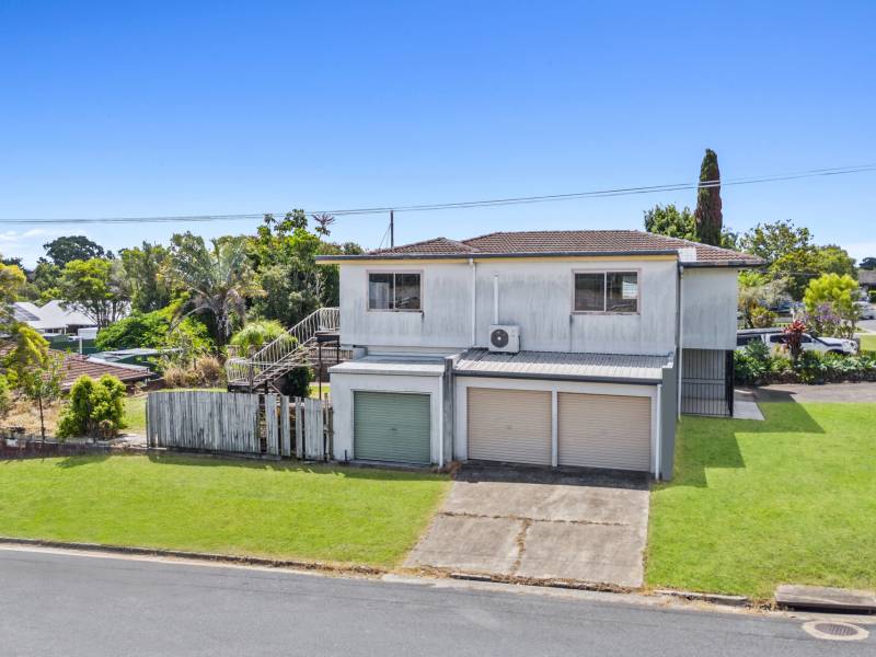 2 Beeka Street, Labrador, QLD 4215 AUS