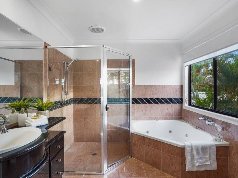 18A The Parade, Helensvale, QLD 4212 AUS