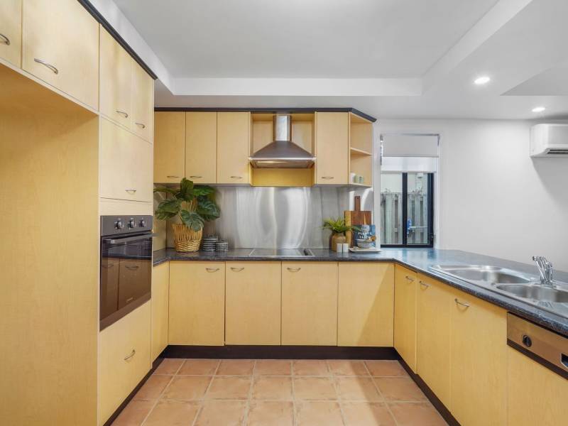 18A The Parade, Helensvale, QLD 4212 AUS